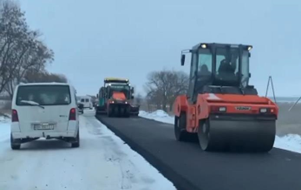 На Одещині асфальт укладали на лід
