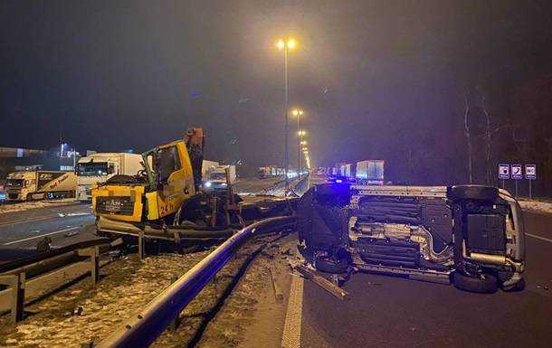 Під Києвом зіткнулися вантажівка та евакуатор, є постраждалі