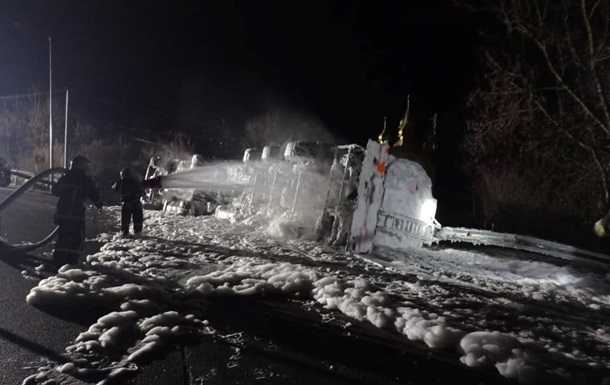 На Тернопільщині перекинувся бензовоз, стався витік