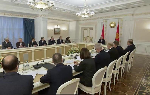 Лукашенко запропонував протестувальникам Казахстану стати на коліна