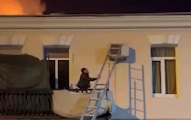 У Ялті чоловік відмовлявся залишати палаючий будинок