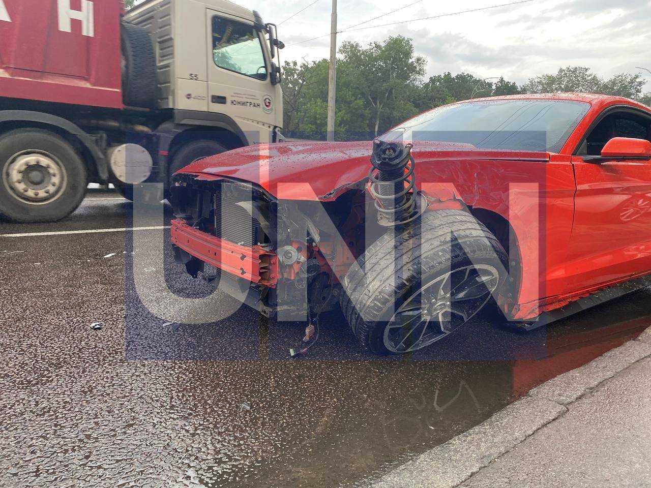 Шалена поїздка на 30-річчя: у Києві чоловік на орендованому спорткарі Ford Mustang потрапив у ДТП