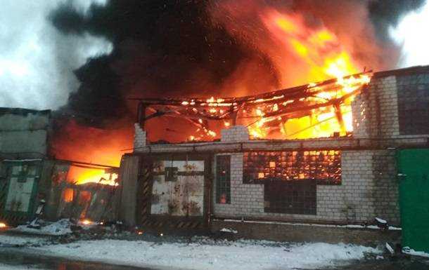 На Київщині горить великий склад із шинами