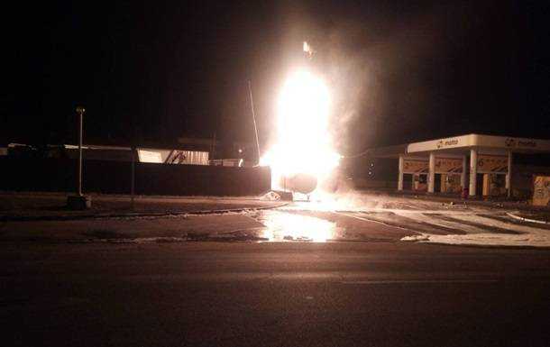 У Кременчуці бус врізався в ємність з газом на АЗС