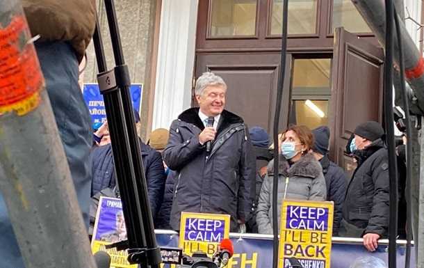 Порошенко з аеропорту приїхав до суду
