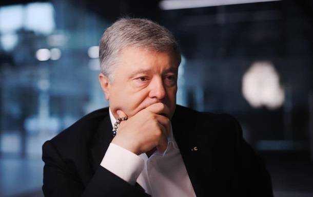 Порошенко не здав закордонний паспорт за рішенням суду