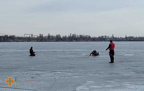 У Дніпрі водолази дістали з води підлітка, що потонув