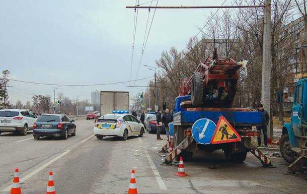 У Дніпрі вантажівка протаранила автовежу з робітниками: відео моменту