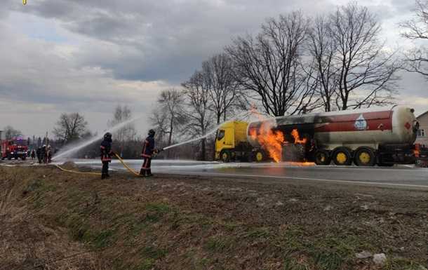 В Івано-Франківській області на трасі спалахнув газовоз