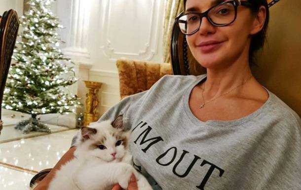 Дружина Медведчука поїхала з України