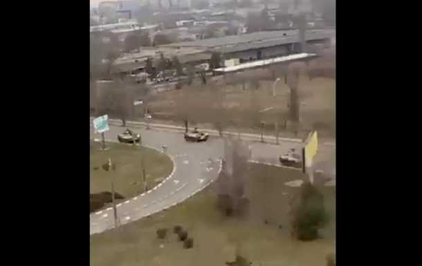 Херсоном їде колона російської бронетехніки