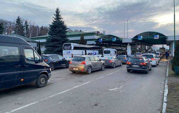 За два тижні з-за кордону повернулися 215 тисяч українців - ДПСУ
