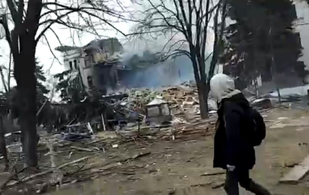 З'явилося нове відео перших хвилин після бомбардування театру в Маріуполі