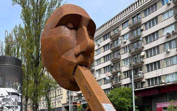 У центрі Києва з'явилася інсталяція "Zaстрелись"