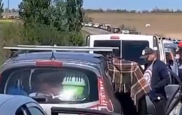 На виїзді із Херсонщини застрягли тисячі машин