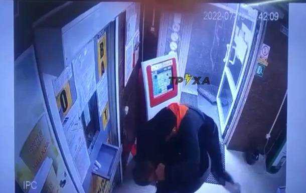 Вбивство в обміннику у Рівному: з'явилося відео