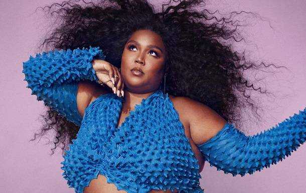 Реперка Lizzo, обмотана скотчем, прикрасила обкладинку ELLE