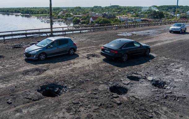 Окупанти намагаються будувати у Херсоні понтонний міст