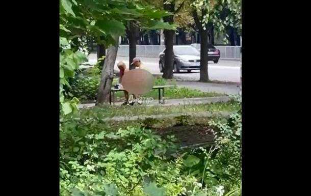 У Дніпрі пара зайнялася сексом просто посеред парку