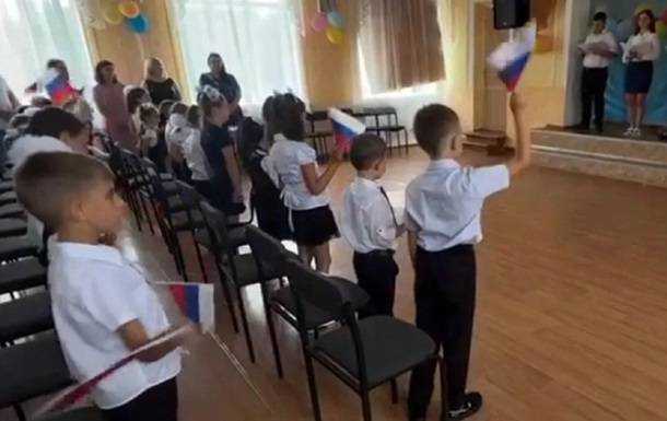 Вчителів на окупованих територіях змушують викладати – омбудсмен