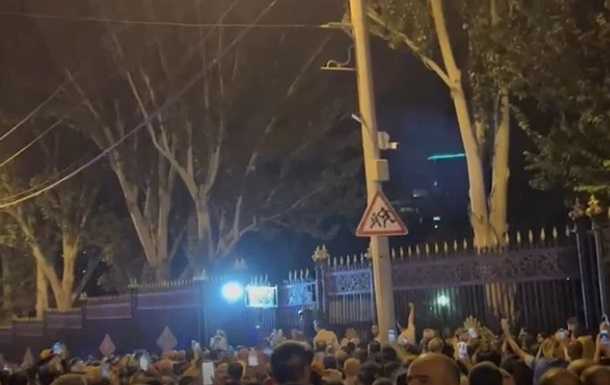 У Єревані протестувальники штурмують ворота парламенту