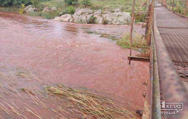 У Кривому Розі стала червоною вода в річці Інгулець - ЗМІ