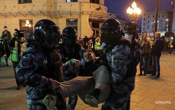 Путіна - в окопи: у РФ затримано сотні людей