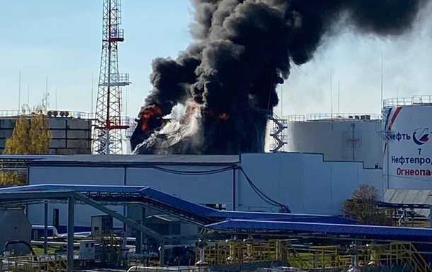 Горить один з десяти резервуарів: губернатор підтвердив "приліт" у нафтобазу під бєлгородом