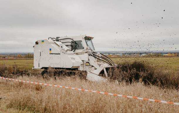 Україна одержала машину для розмінування територій Armtrac 400