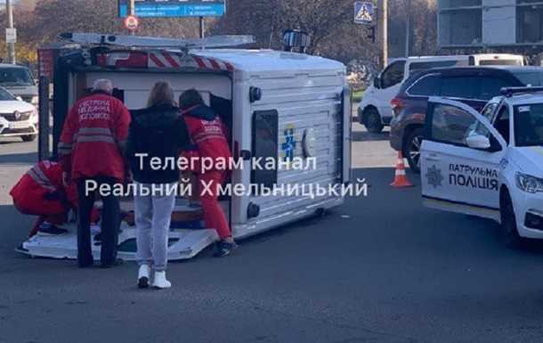 У центрі Хмельницького перекинулась "швидка"