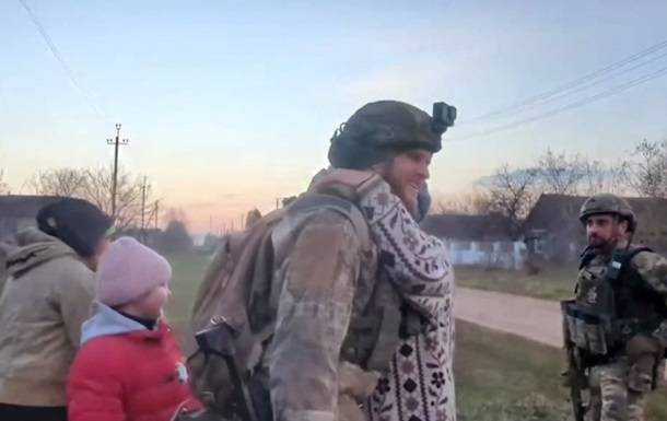 З'явилося зворушливе відео зустрічі визволителів