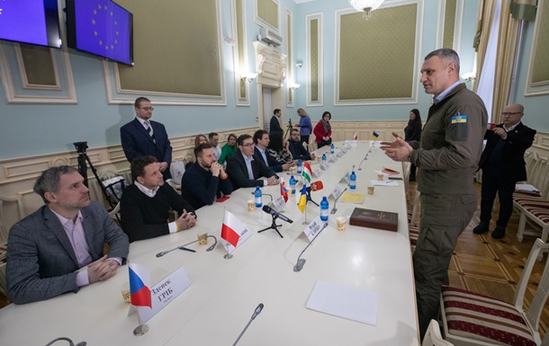 Варшава и Братислава передадут Киеву автобусы и вагоны метро