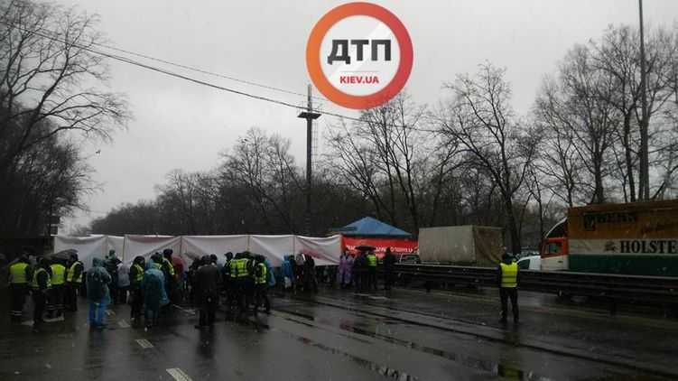 Под Киевом протестующие полностью перекрыли Одесскую трассу. За участие в митинге им заплатили по 150 гривен