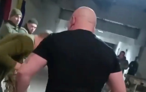 В сети появились видео избиения солдата в воинской части