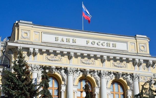 Резервы России за год упали на 43 млрд долларов