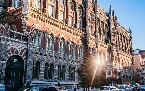 НБУ на треть увеличил продажу долларов из резервов
