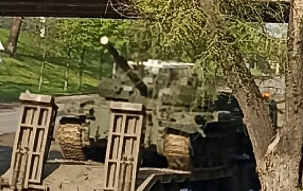 В Мариуполе зафиксировали перемещение танков, грузовиков и "Тигров" РФ