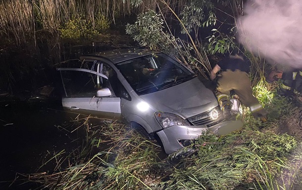 Под Киевом из затопленного авто достали тела водителя и собаки