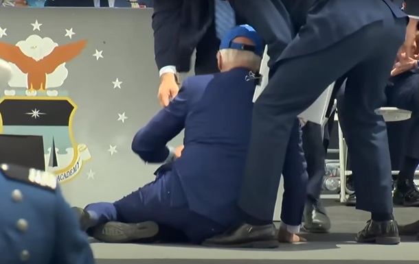 Байден упал на сцене