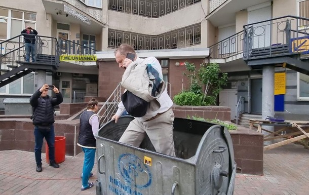 Бывшего нардепа Черновола бросили в мусорный бак
