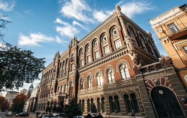 Нацбанк вторую неделю продает более $400 млн