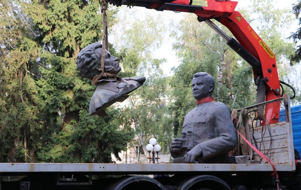 В Полтаве снесли памятники Пушкину и Ватутину