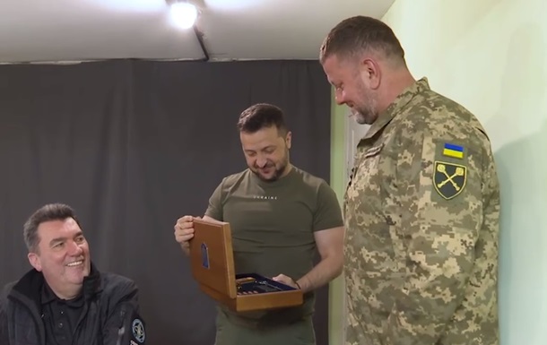 Зеленский вручил Залужному именное оружие, а Сырскому - картину