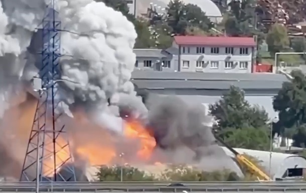 В Подмосковье горит строительная база - соцсети