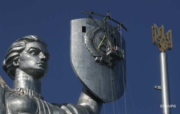 В Киеве сняли герб СССР с Родины-матери