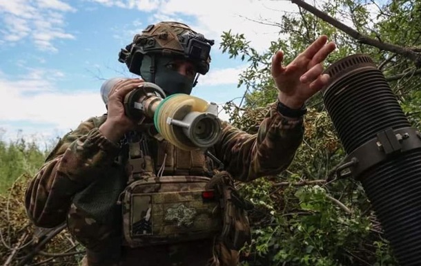 Удары по позициям россиян показали на видео