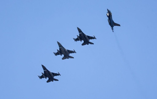 Пилоты начали учиться на F-16 - Резников