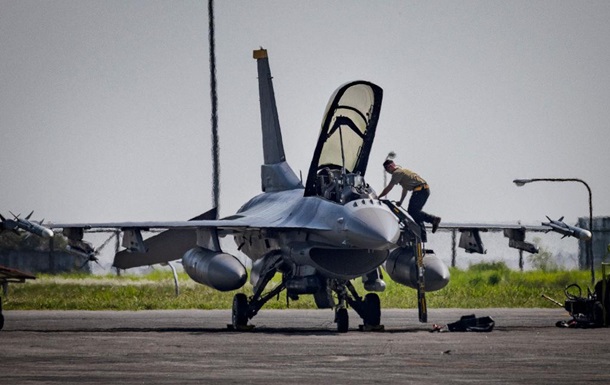 Украинские пилоты осваивают F-16 в двух странах
