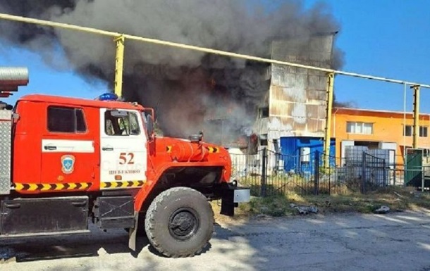 В Белгородской области РФ вспыхнул пожар на заводе