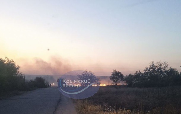 В Крыму сообщают о двух взрывах и прилете